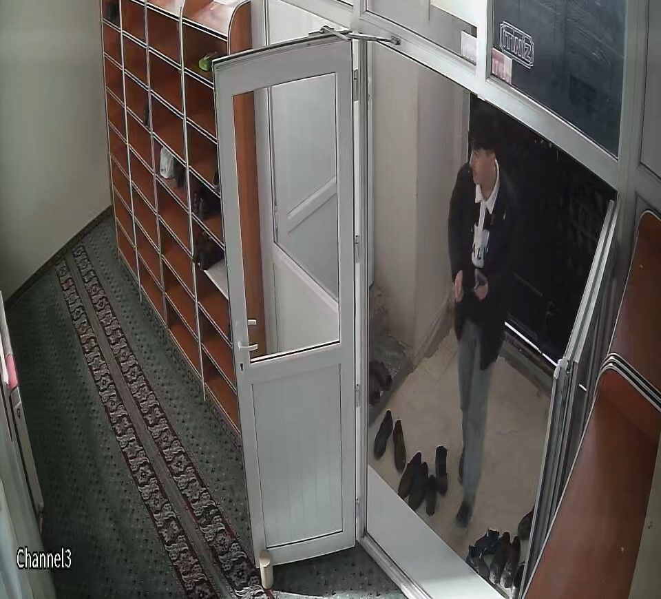 Camiye torpille saldırı! Namazı bozan cemaat yangını önledi Camiye torpille saldırıda yangın! Namazı bozan cemaatin panik anı kamerada - 2. Resim