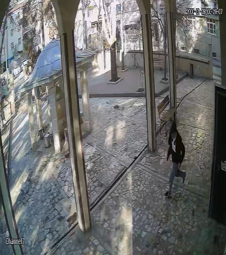 Camiye torpille saldırı! Namazı bozan cemaat yangını önledi Camiye torpille saldırıda yangın! Namazı bozan cemaatin panik anı kamerada - 3. Resim