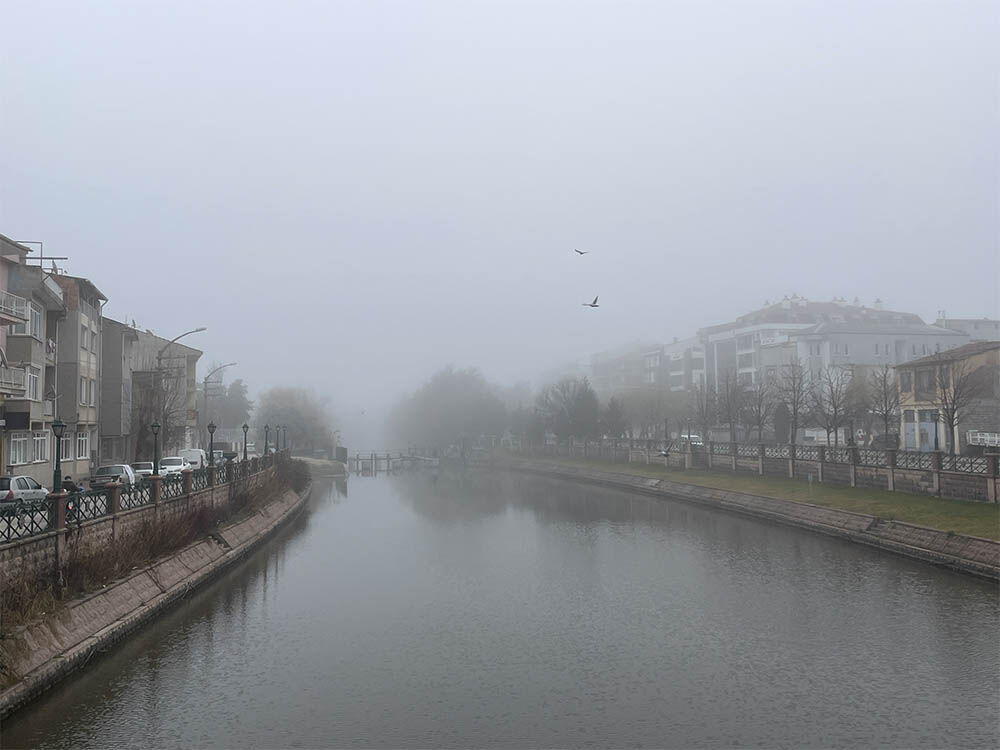Eskişehir ve Kütahya'da göz gözü görmüyor! Her yeri sis kapladı, sürücüler zor anlar yaşadı - 1. Resim