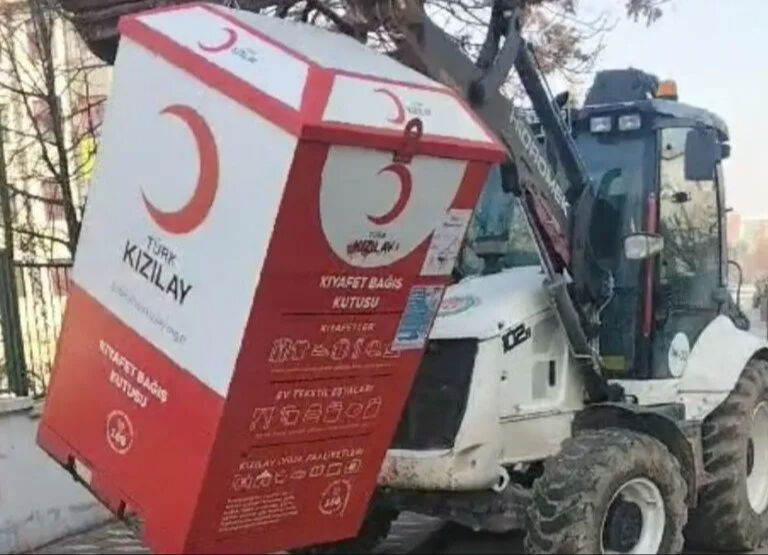 Etimesgut Belediye Başkanı Erdal Beşikçioğlu'ndan skandal hamle! Kıyafet bağış kutularını attılar Etimesgut Belediye Başkanı Erdal Beşikçioğlu'ndan skandal hamle! Kıyafet bağış kutularını attılar - 1. Resim