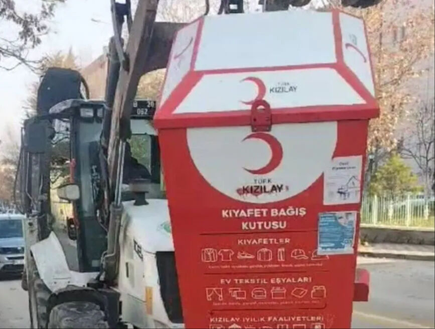 Etimesgut Belediye Başkanı Erdal Beşikçioğlu'ndan skandal hamle! Kıyafet bağış kutularını attılar Etimesgut Belediye Başkanı Erdal Beşikçioğlu'ndan skandal hamle! Kıyafet bağış kutularını attılar - 3. Resim