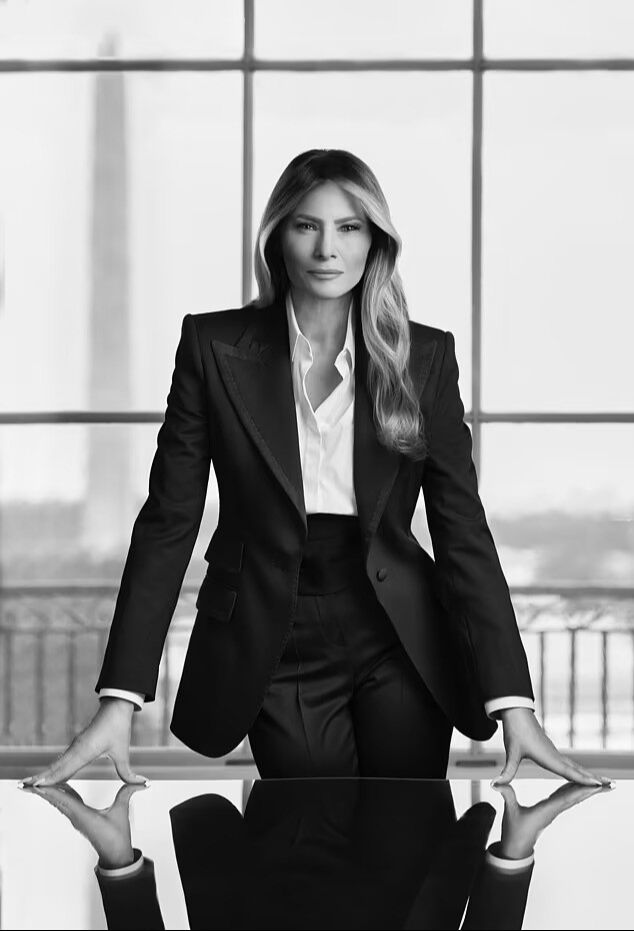 First Lady Melania Trump'ın Beyaz Saray pozu gündem oldu! Sosyal medyada Claire Underwood'a benzetildi First Lady Melania Trump'ın Beyaz Saray pozu gündem oldu! Sosyal medyada Claire Underwood'a benzetildi - 1. Resim
