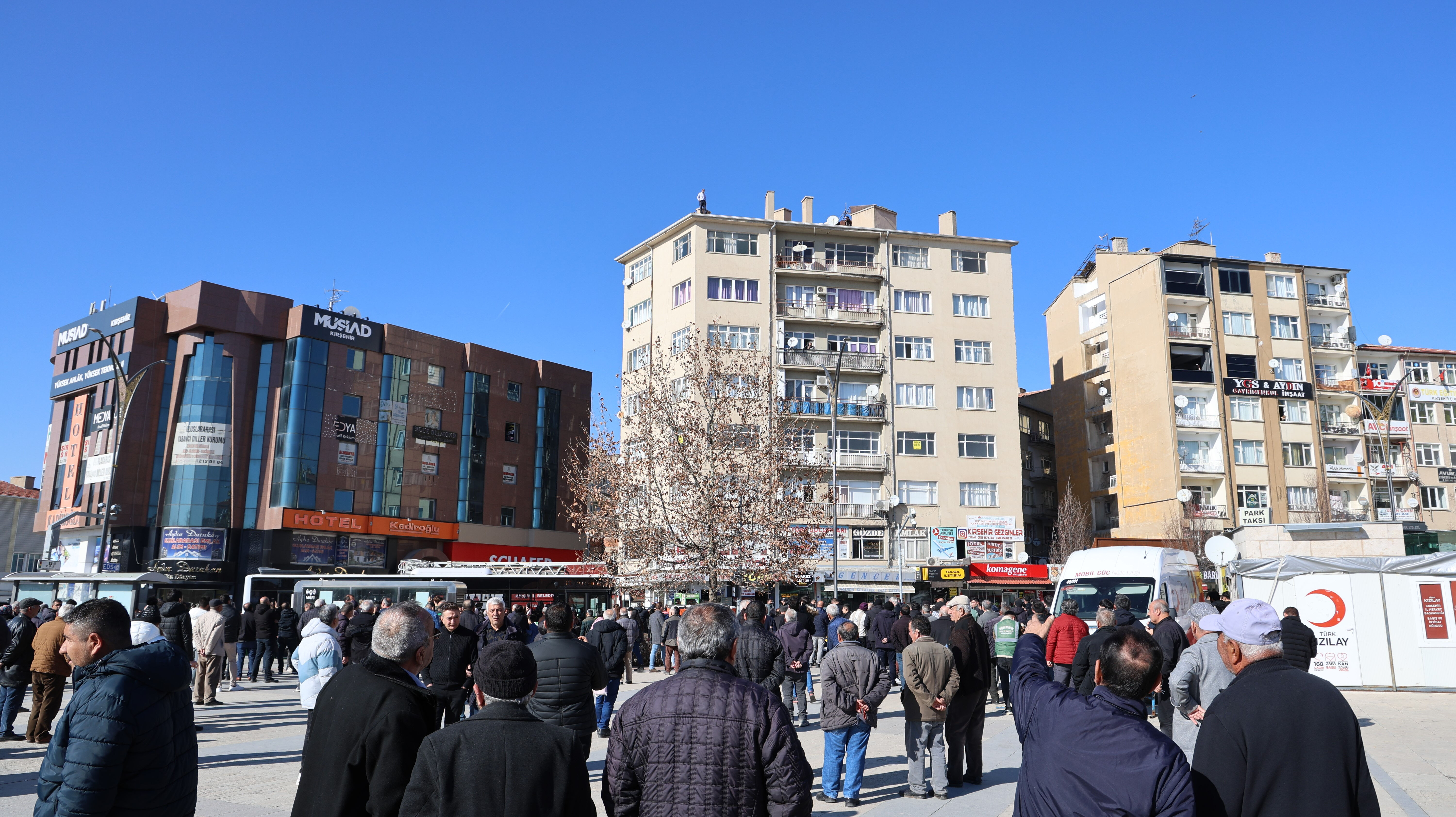 Kırşehir'de sıcak saatler: Herkes izledi, iş adamıyla psikolog hayat kurtardı - 1. Resim