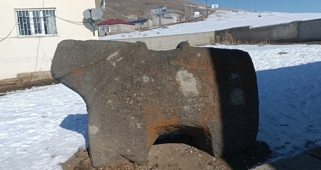 Köylü seferber oldu, tarihine sahip çıktı! Karakoyunlu heykeli muhtara zimmetlendi Köylü seferber oldu, tarihine sahip çıktı! Karakoyunlu heykeli muhtara zimmetlendi - 2. Resim