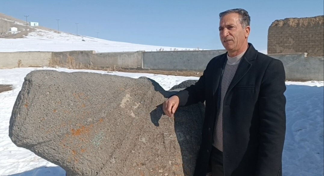 Köylü seferber oldu, tarihine sahip çıktı! Karakoyunlu heykeli muhtara zimmetlendi Köylü seferber oldu, tarihine sahip çıktı! Karakoyunlu heykeli muhtara zimmetlendi - 1. Resim