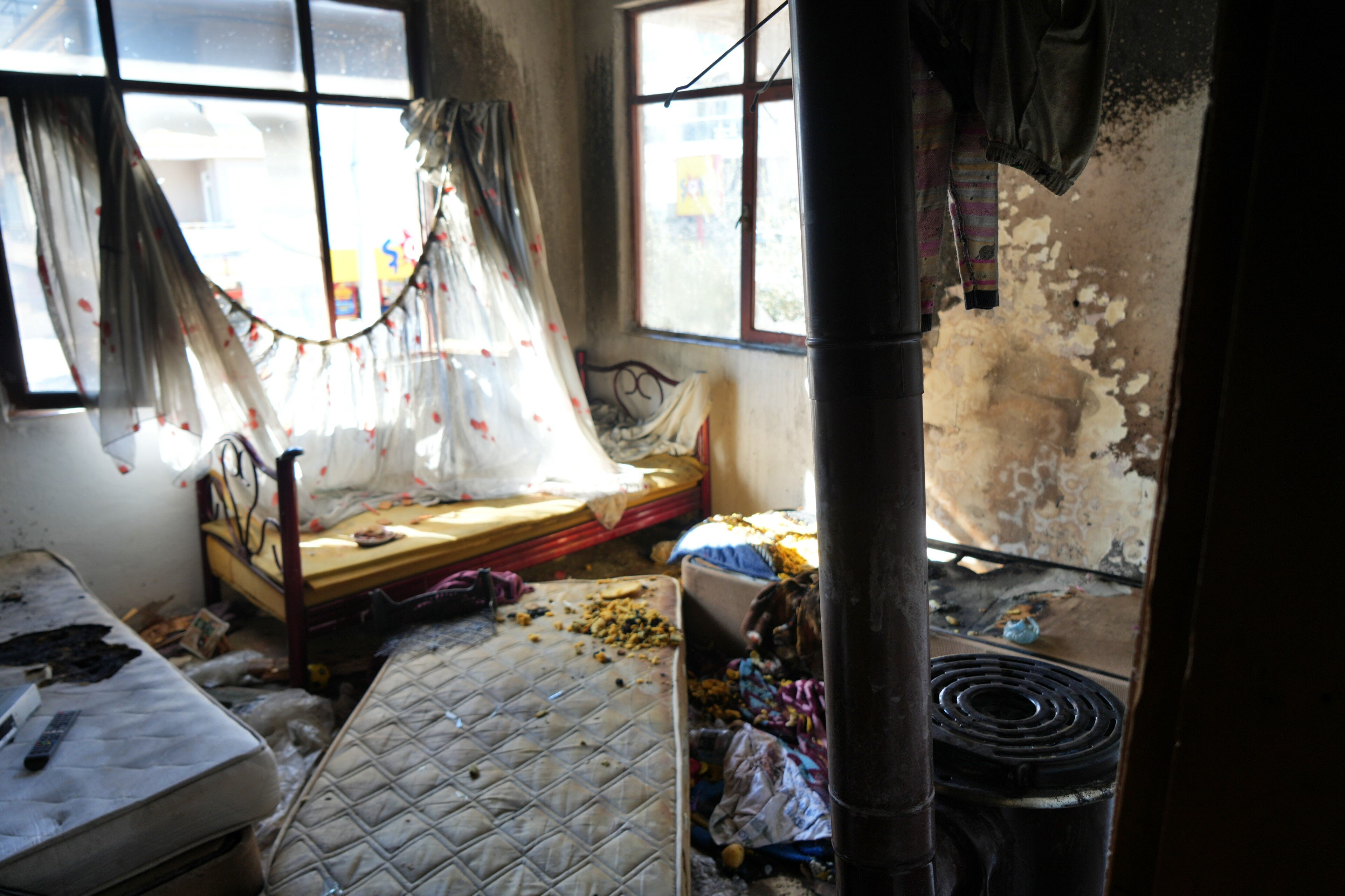 Küçük çocuk yangından kurtulduğuna sevinemedi: Hastaneye götürmeyin annemin parası yok - 2. Resim