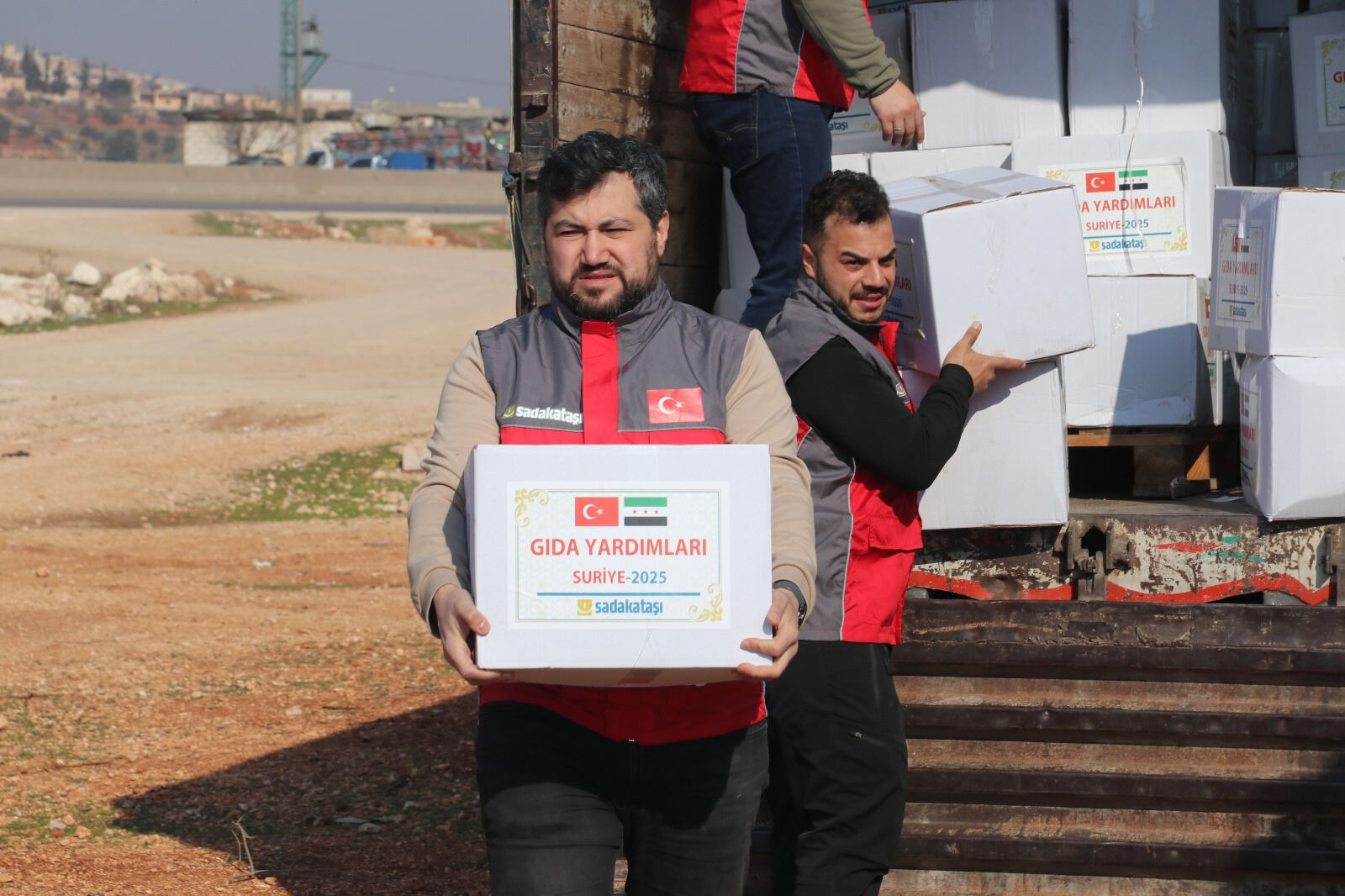 Sadakataşı İdlib’de mülteci ailelere yardım ulaştırdı - 1. Resim