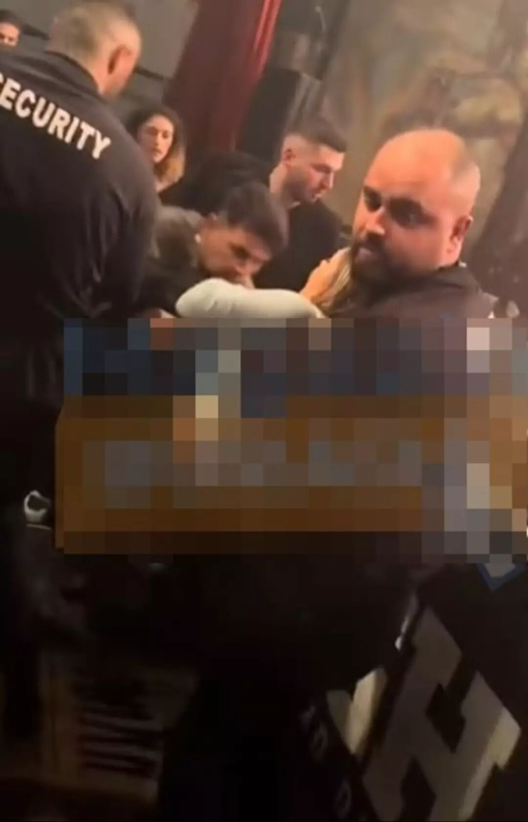 Ünlü rapçi Hakan Aydın'ın konserinde korkutan anlar! Şarkıyı yarıda kesip seyircilerin arasına koştu - 2. Resim