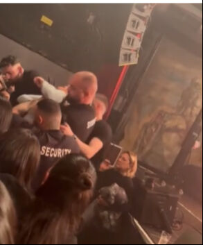 Ünlü rapçi Hakan Aydın'ın konserinde korkutan anlar! Şarkıyı yarıda kesip seyircilerin arasına koştu - 1. Resim