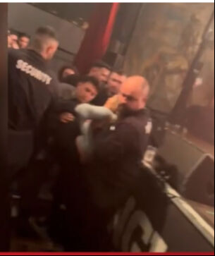 Ünlü rapçi Hakan Aydın'ın konserinde korkutan anlar! Şarkıyı yarıda kesip seyircilerin arasına koştu - 3. Resim