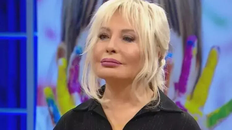 Ünlü şarkıcı Emel Sayın'ın acı günü! Aldığı haberle yıkıldı Ünlü şarkıcı Emel Sayın'ın acı günü! Aldığı haberle yıkıldı - 3. Resim