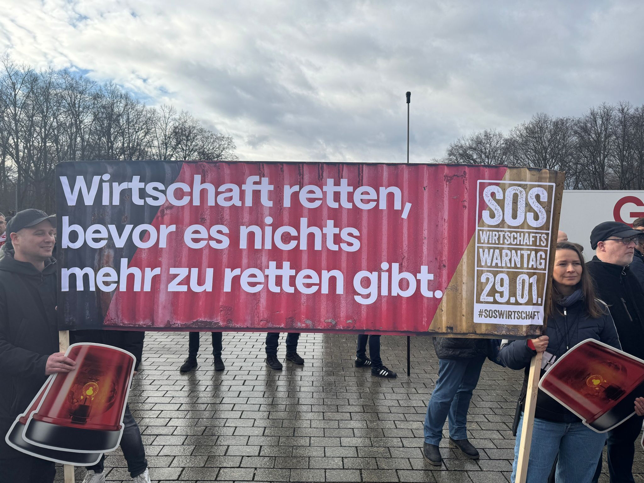 Yüksek vergiler ve yatırım eksikliği isyan ettirdi, Almanya'da 105 şehirde sokağa inildi: Durum ciddi, bu bir uyarı! Yüksek vergiler ve yatırım eksikliği isyan ettirdi, Almanya'da 105 şehirde sokağa inildi: Durum ciddi, bu bir uyarı! - 2. Resim