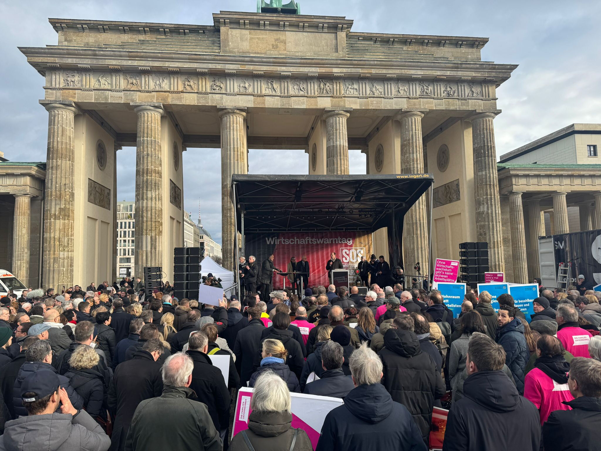 Yüksek vergiler ve yatırım eksikliği isyan ettirdi, Almanya'da 105 şehirde sokağa inildi: Durum ciddi, bu bir uyarı! Yüksek vergiler ve yatırım eksikliği isyan ettirdi, Almanya'da 105 şehirde sokağa inildi: Durum ciddi, bu bir uyarı! - 1. Resim