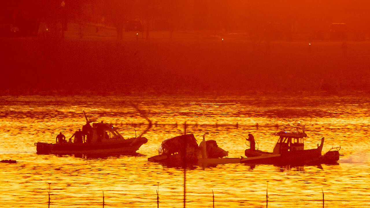 ABD'de yolcu uçağı askeri helikopterle çarpıştı! Kule kaza öncesi uyardı, çok sayıda kişi öldü ABD'de yolcu uçağı askeri helikopterle çarpıştı! Kule kaza öncesi uyardı, çok sayıda kişi öldü - 1. Resim