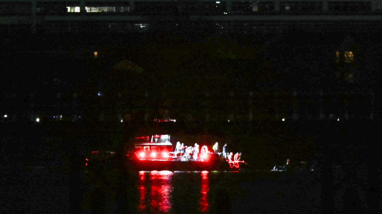 ABD'de yolcu uçağı askeri helikopterle çarpıştı! Kule kaza öncesi uyardı, çok sayıda kişi öldü ABD'de yolcu uçağı askeri helikopterle çarpıştı! Nehirde kurtarma çalışmaları başlatıldı - 2. Resim