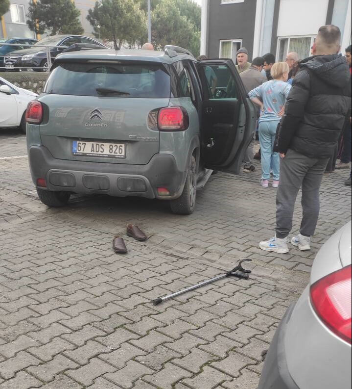Aracı park etmeye çalışıyordu! Kadın sürücü yanlışlıkla kocasını ezdi - 1. Resim