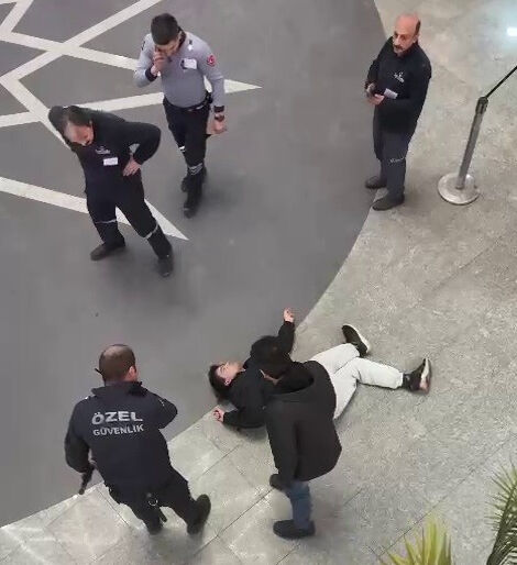 AVM'de korkunç olay! 4. kattan aşağı düşen genç ağır yaralandı - 1. Resim