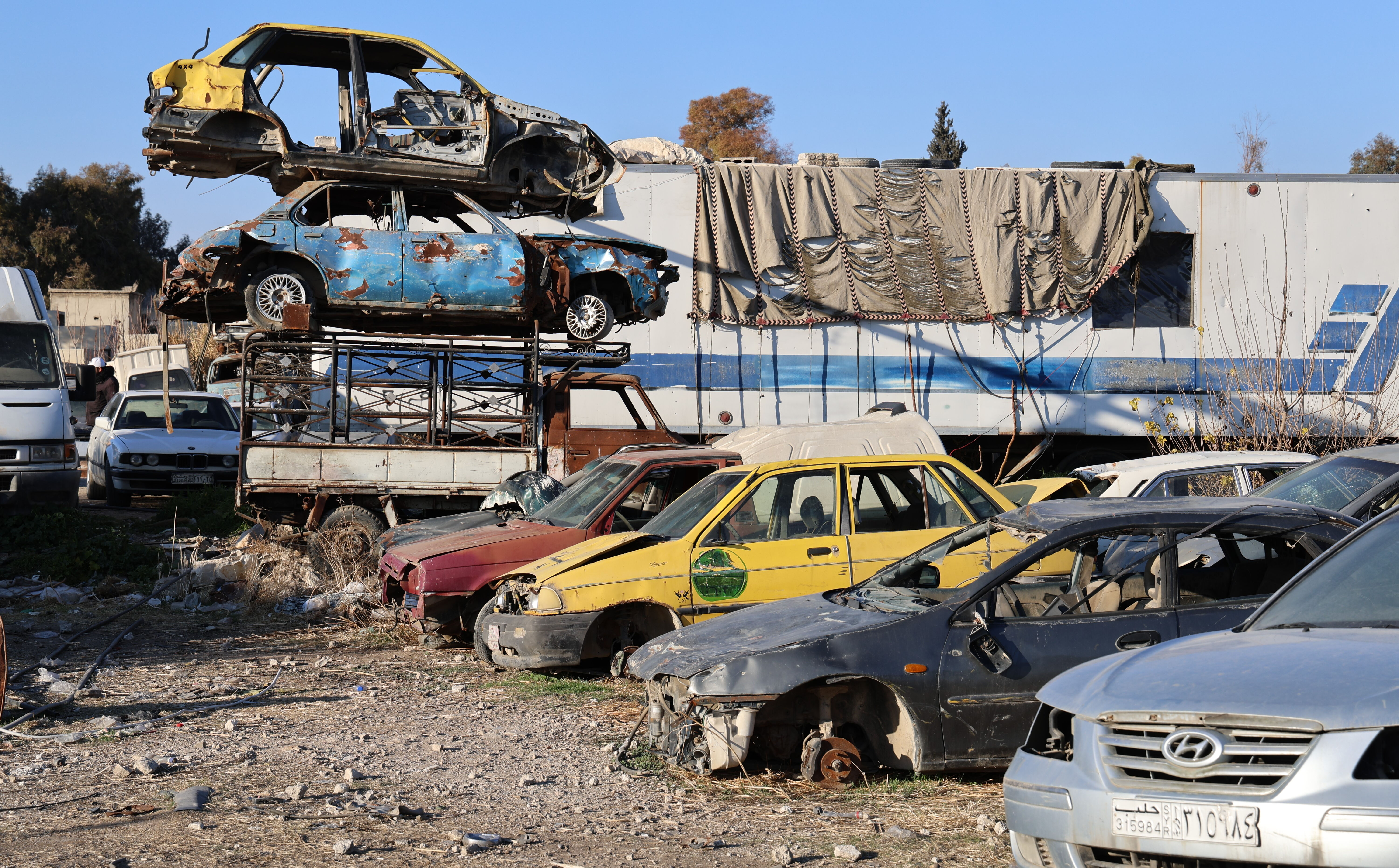 Binlercesi çürümeye terk edilmişti! Suriyeliler rejimin el koyduğu araçlarını teslim almaya başladı - 1. Resim
