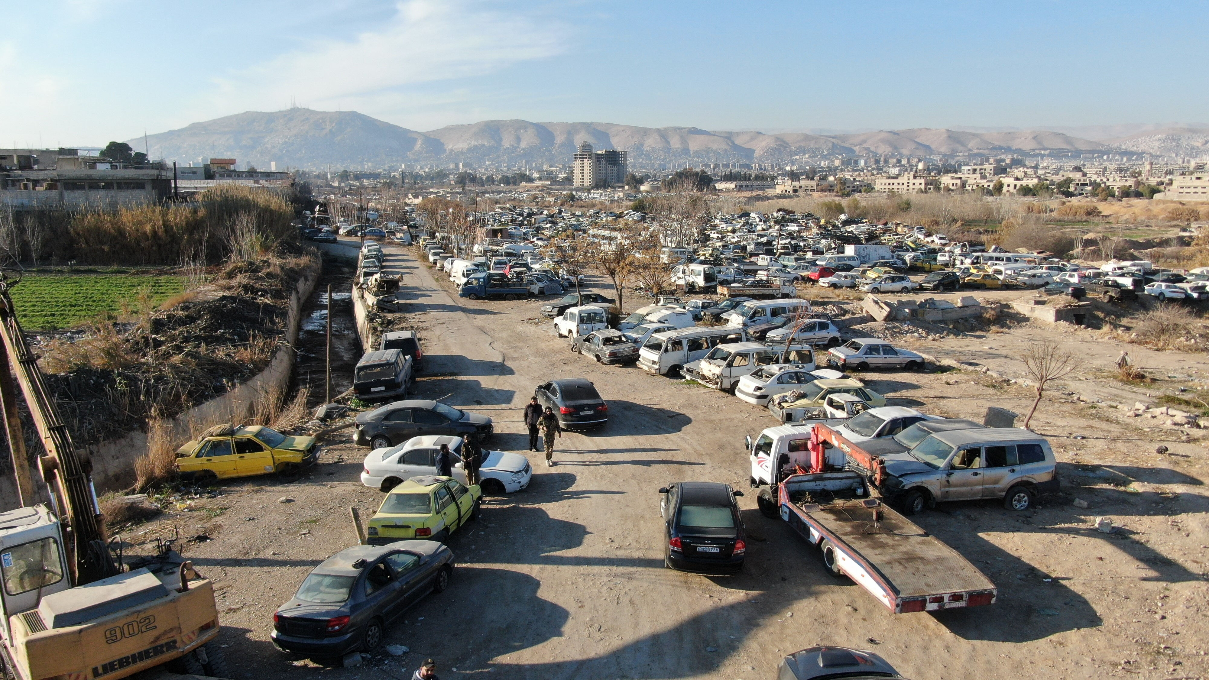 Binlercesi çürümeye terk edilmişti! Suriyeliler rejimin el koyduğu araçlarını teslim almaya başladı - 3. Resim