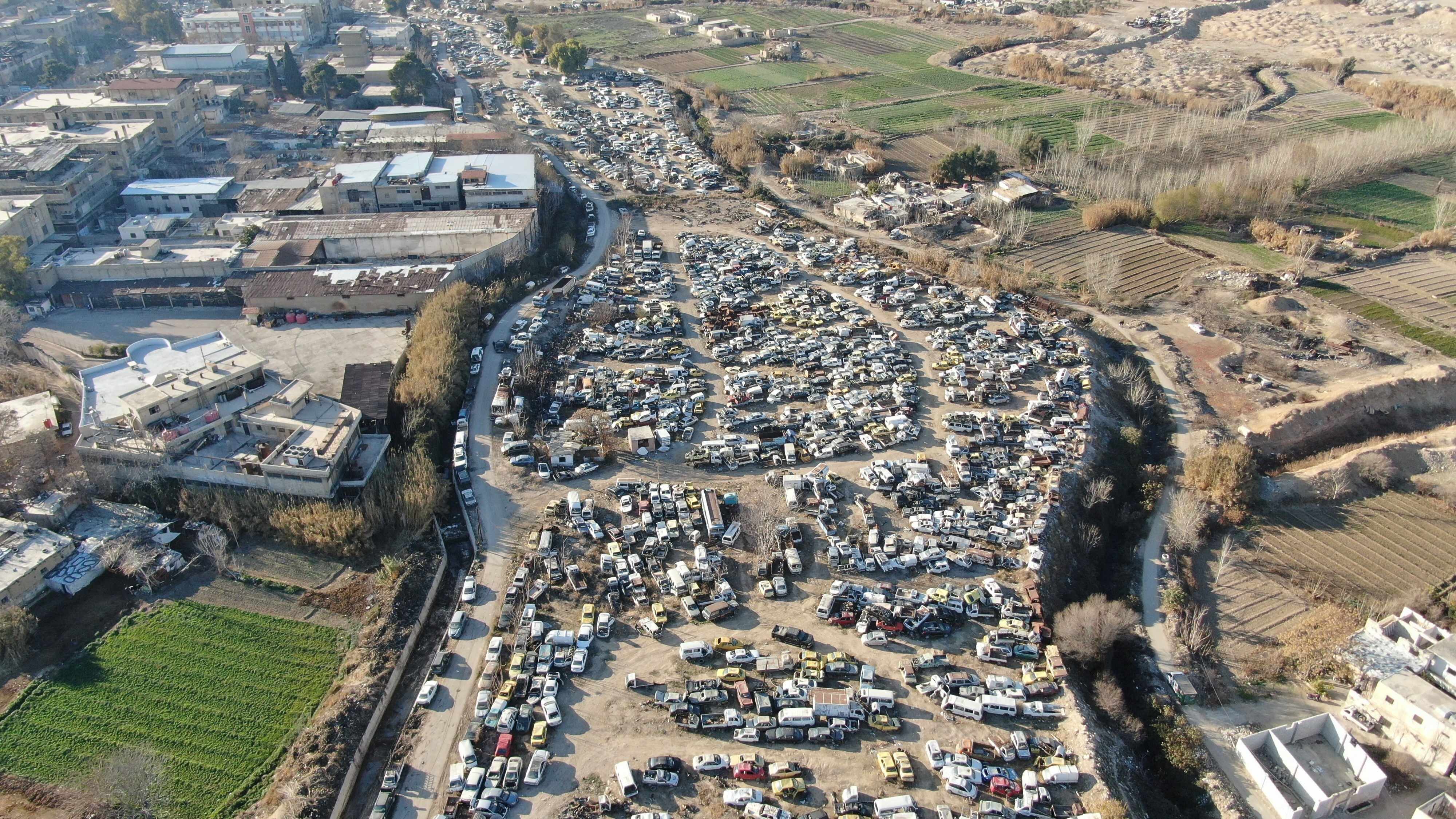 Binlercesi çürümeye terk edilmişti! Suriyeliler rejimin el koyduğu araçlarını teslim almaya başladı - 4. Resim