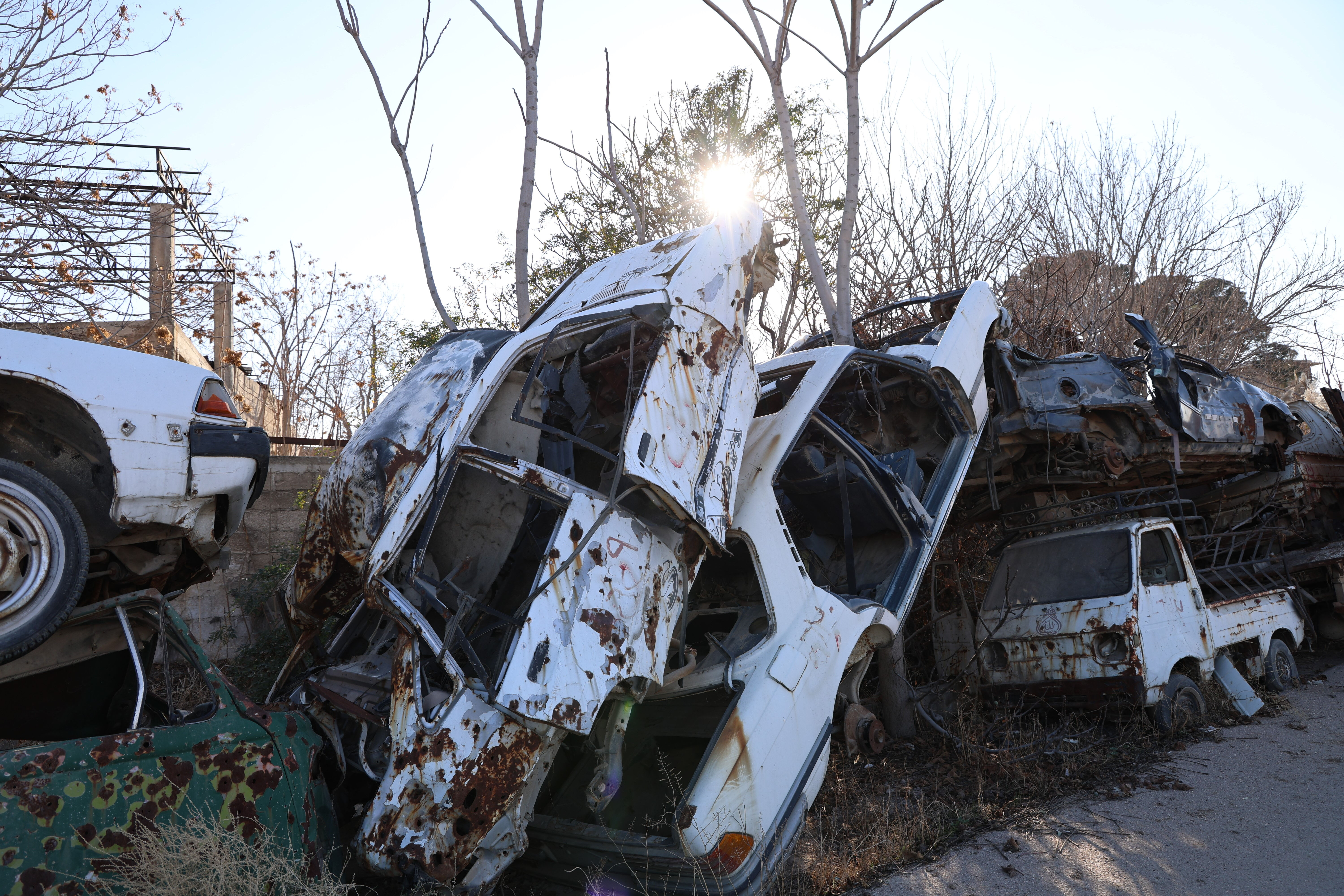 Binlercesi çürümeye terk edilmişti! Suriyeliler rejimin el koyduğu araçlarını teslim almaya başladı - 2. Resim