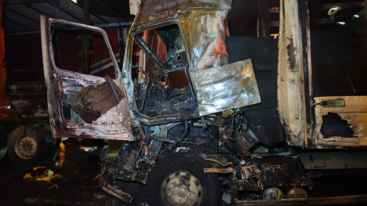 Bursa'da feci kaza! Çarpışan tırlar alev aldı, can kaybı var Bursa'da feci kaza! Çarpışan tırlar alev aldı: Can kaybı var - 1. Resim