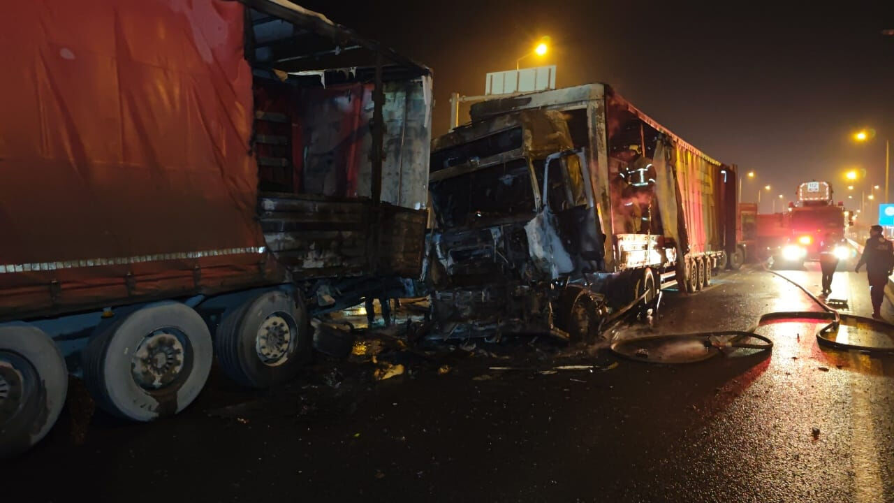 Bursa'da feci kaza! Çarpışan tırlar alev aldı, can kaybı var Bursa'da feci kaza! Çarpışan tırlar alev aldı: Can kaybı var - 2. Resim