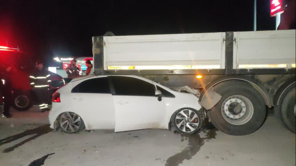 Bursa'da feci kaza! Tırın altına giren otomobilden sağ çıktılar Bursa'da feci kaza! Tırın altına giren otomobilden sağ çıktılar - 2. Resim