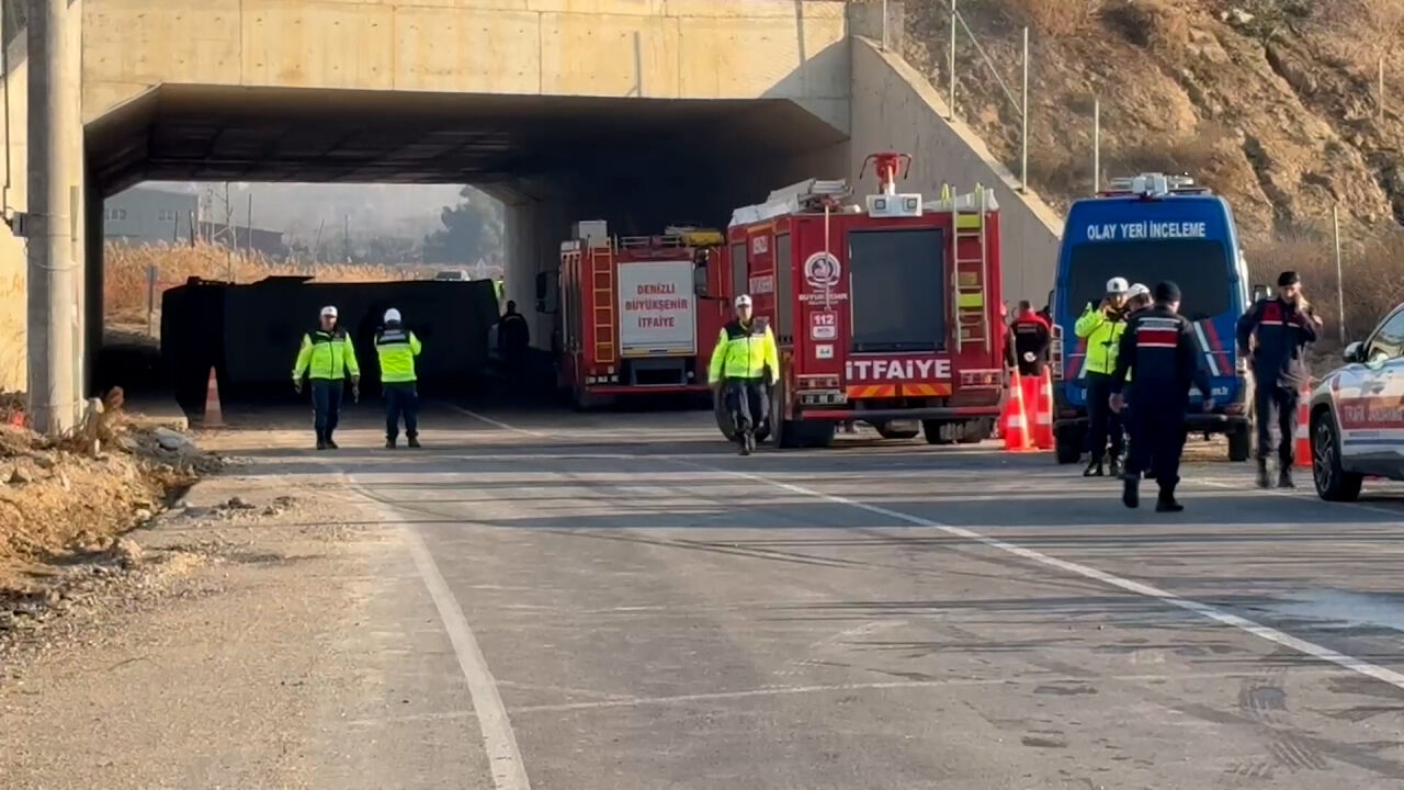 Denizli'de işçi servisi devrildi! Ölü ve yaralılar var Denizli'de işçi servisi devrildi! Ölü ve yaralılar var - 1. Resim