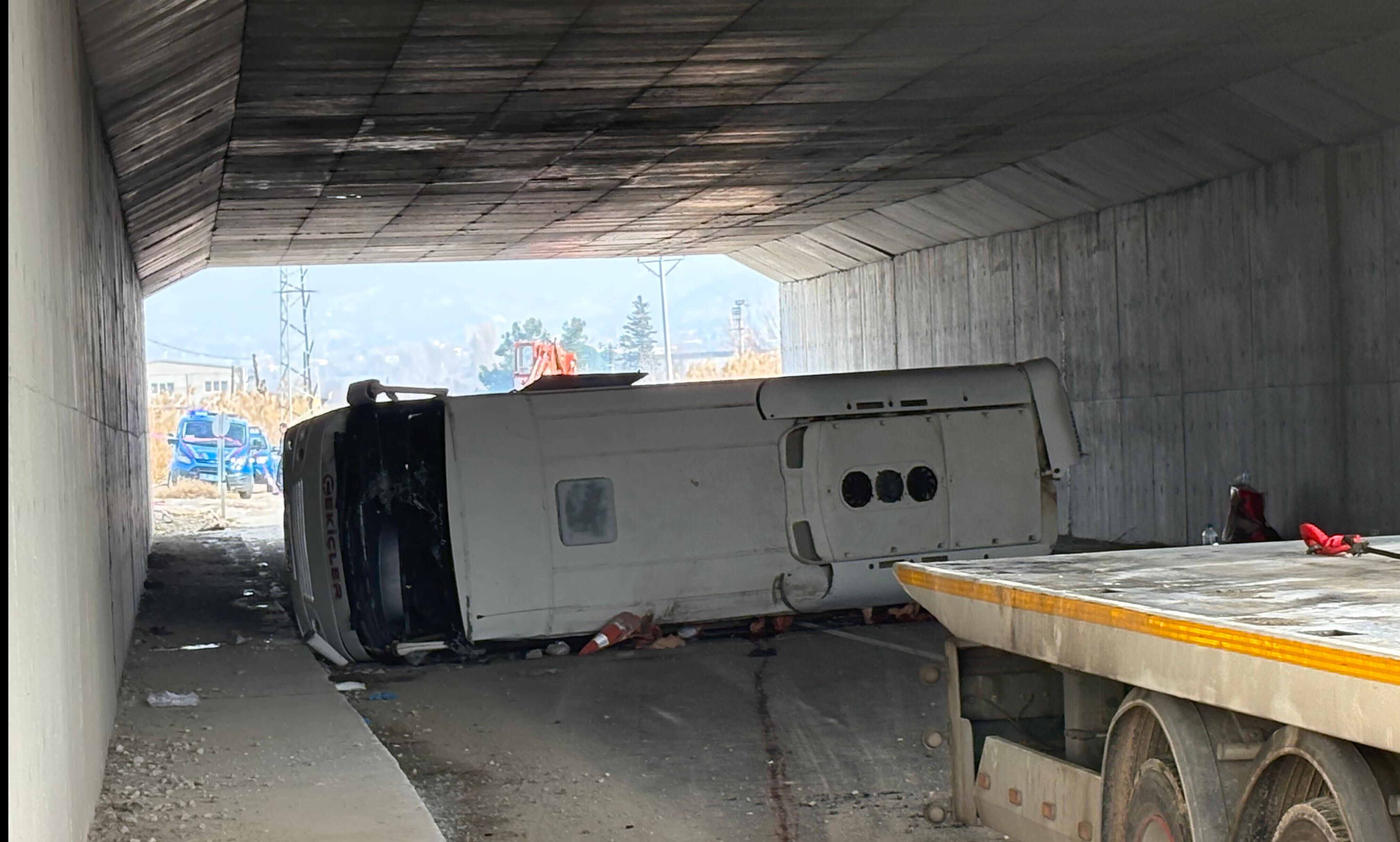 Denizli'de işçi servisi devrildi! Ölü ve yaralılar var Denizli'de işçi servisi devrildi! Ölü ve yaralılar var - 3. Resim