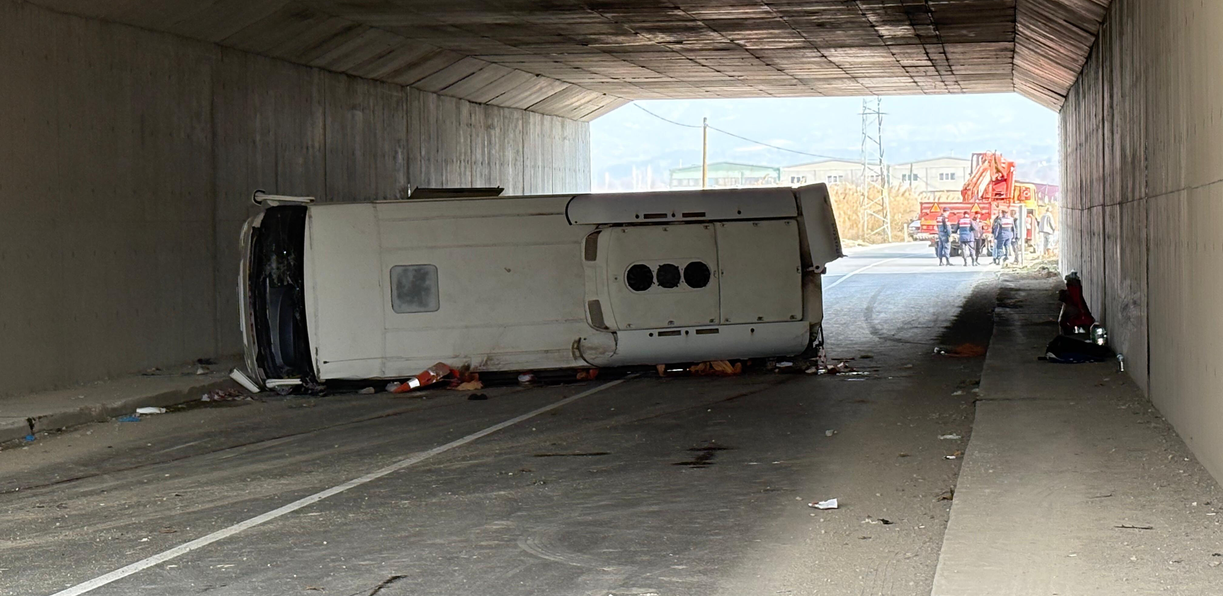 Denizli'de işçi servisi devrildi! Ölü ve yaralılar var Denizli'de işçi servisi devrildi! Ölü ve yaralılar var - 2. Resim