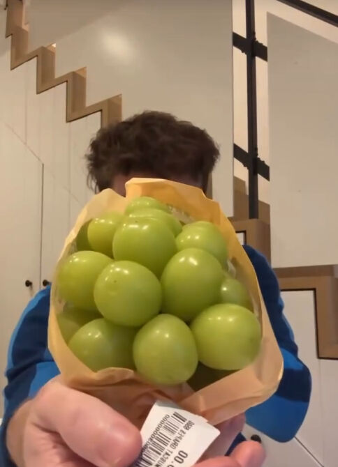 Ebru Şancı Öztürk İngiltere'de market gezdi! Gösterdiği üzümün fiyatını görenler şoke oldu!  Ebru Şancı Öztürk İngiltere'de market gezdi! Gösterdiği üzümün fiyatını görenler şoke oldu!