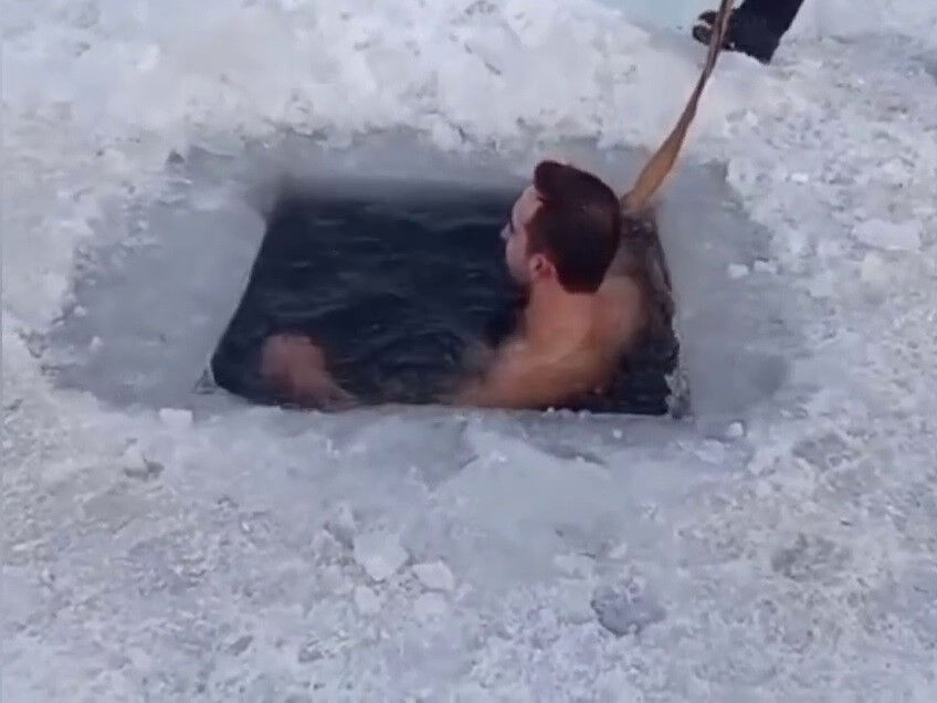 Ellerini iple bağlıyorlar! Donan Çıldır Gölü'nde buzlu suya girmek sosyal medyada akım oldu - 1. Resim