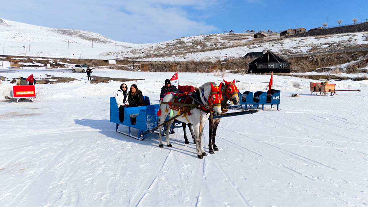 Ellerini iple bağlıyorlar! Donan Çıldır Gölü'nde buzlu suya girmek sosyal medyada akım oldu - 4. Resim