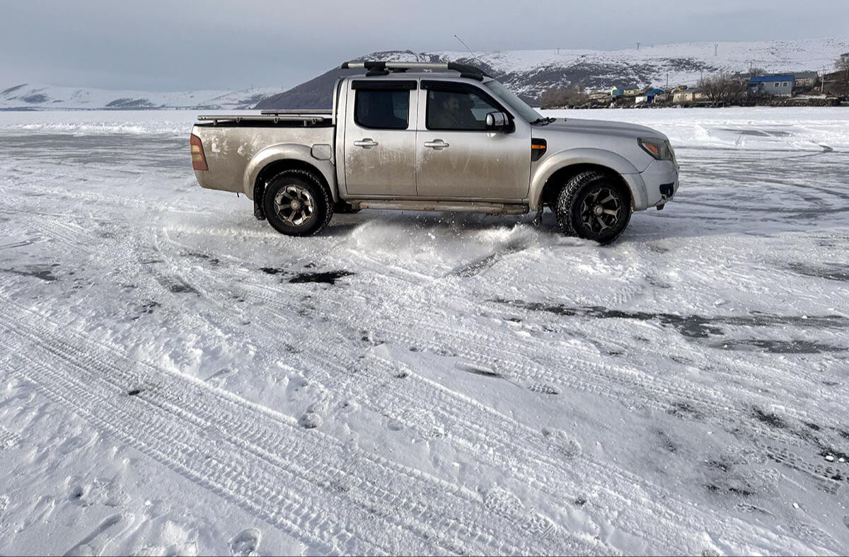 Ellerini iple bağlıyorlar! Donan Çıldır Gölü'nde buzlu suya girmek sosyal medyada akım oldu - 2. Resim