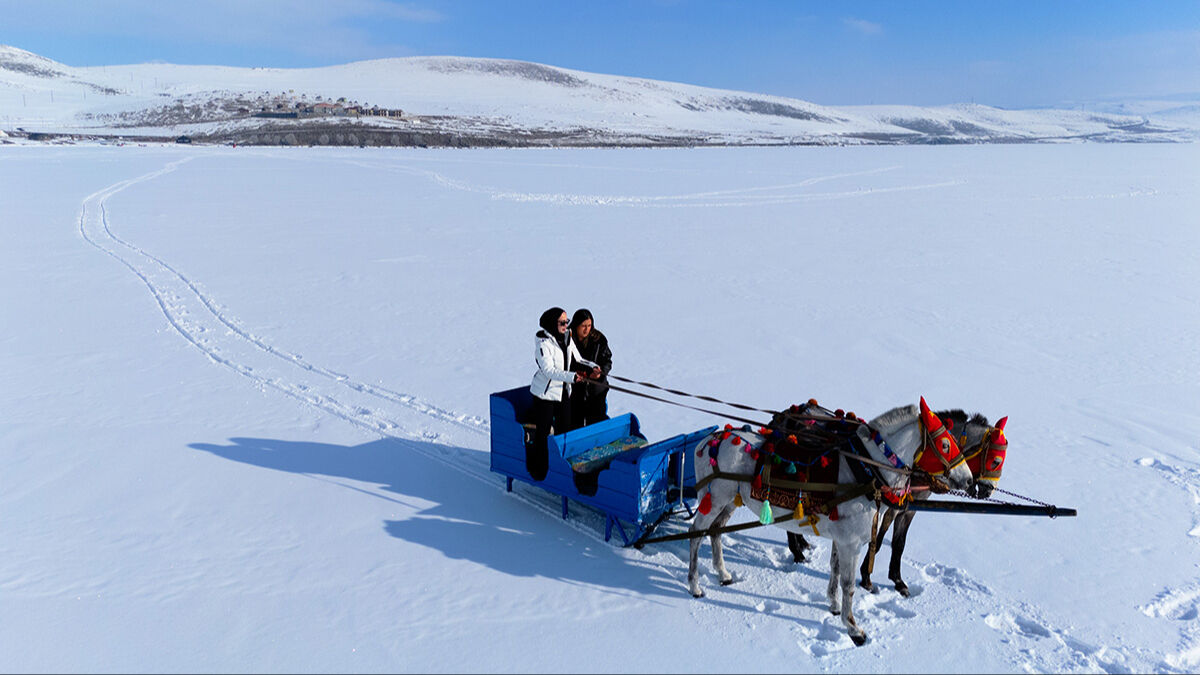 Ellerini iple bağlıyorlar! Donan Çıldır Gölü'nde buzlu suya girmek sosyal medyada akım oldu - 5. Resim
