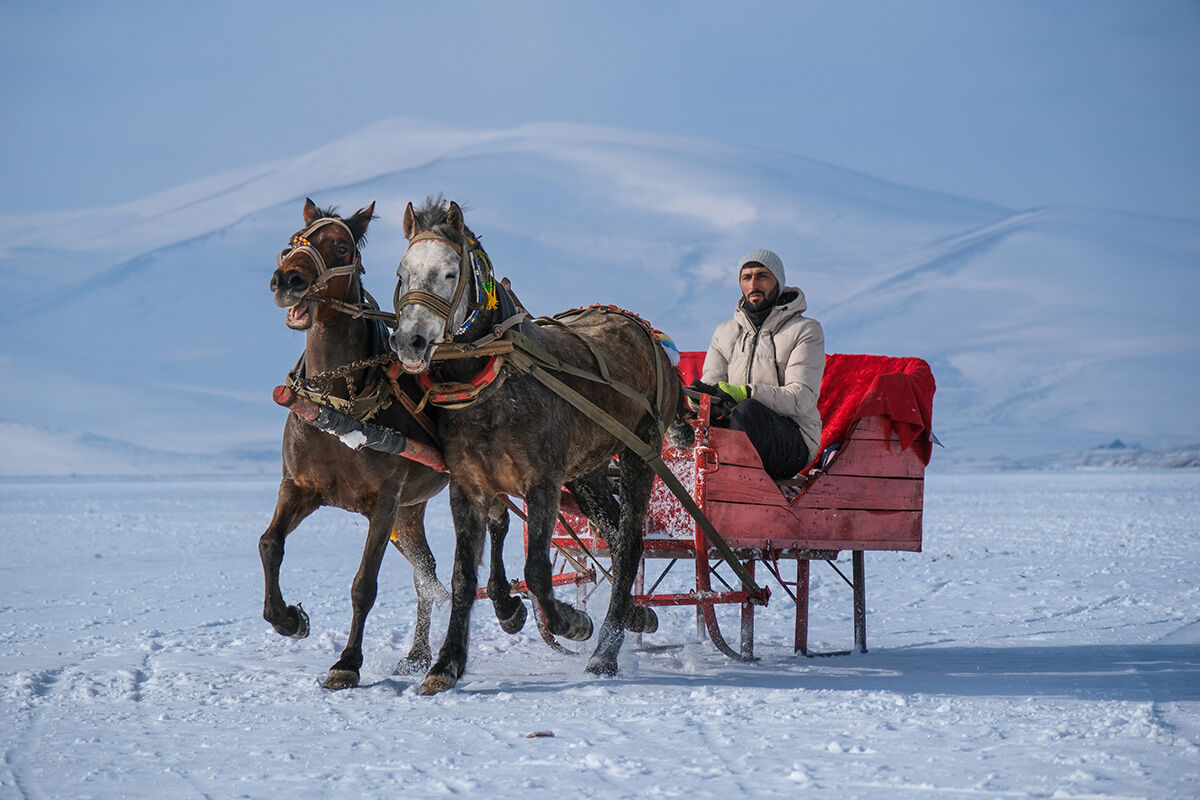 Ellerini iple bağlıyorlar! Donan Çıldır Gölü'nde buzlu suya girmek sosyal medyada akım oldu - 3. Resim