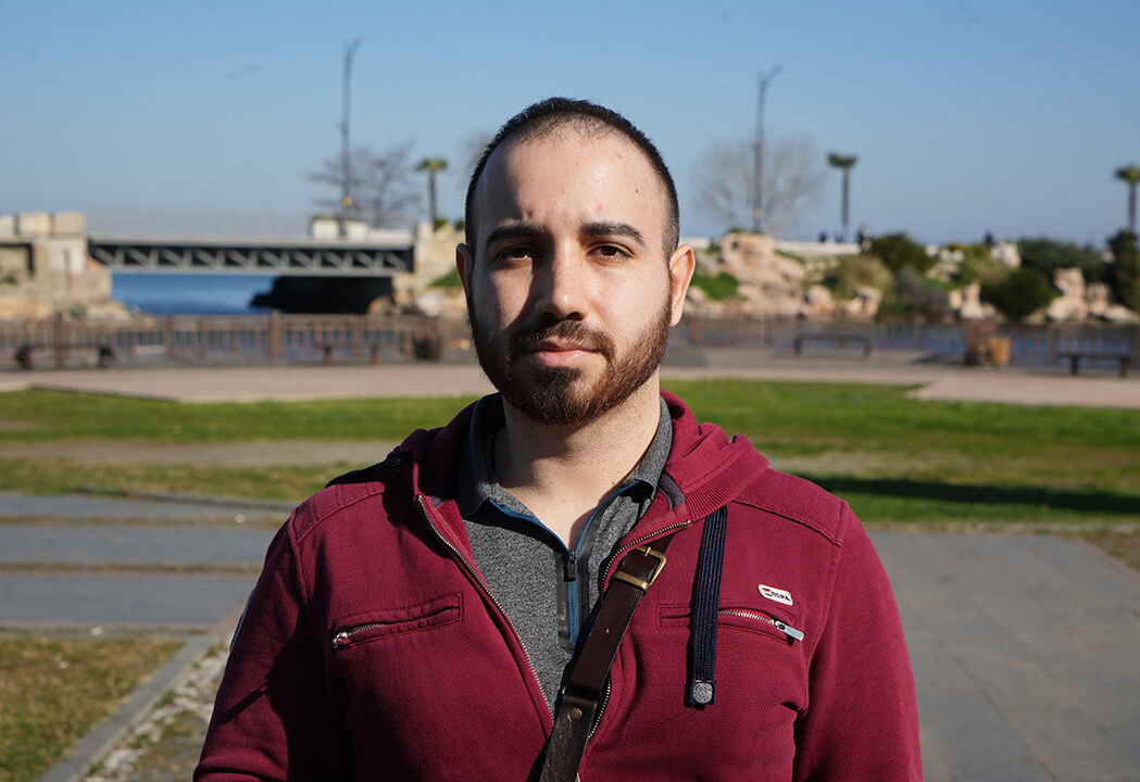 Film sahnesi gibi tuzak! Online alışveriş kurbanı genç ‘kargocu’ kılığındaki hırsız için yetkililere seslendi - 2. Resim