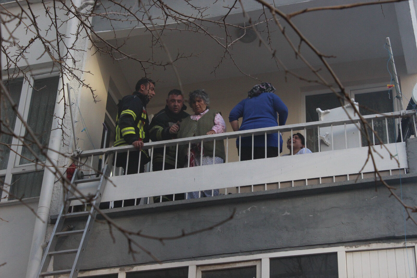 Kayseri'de 4 katlı binada yangın! Vatandaşlar kurtarılmayı bekliyor - 2. Resim