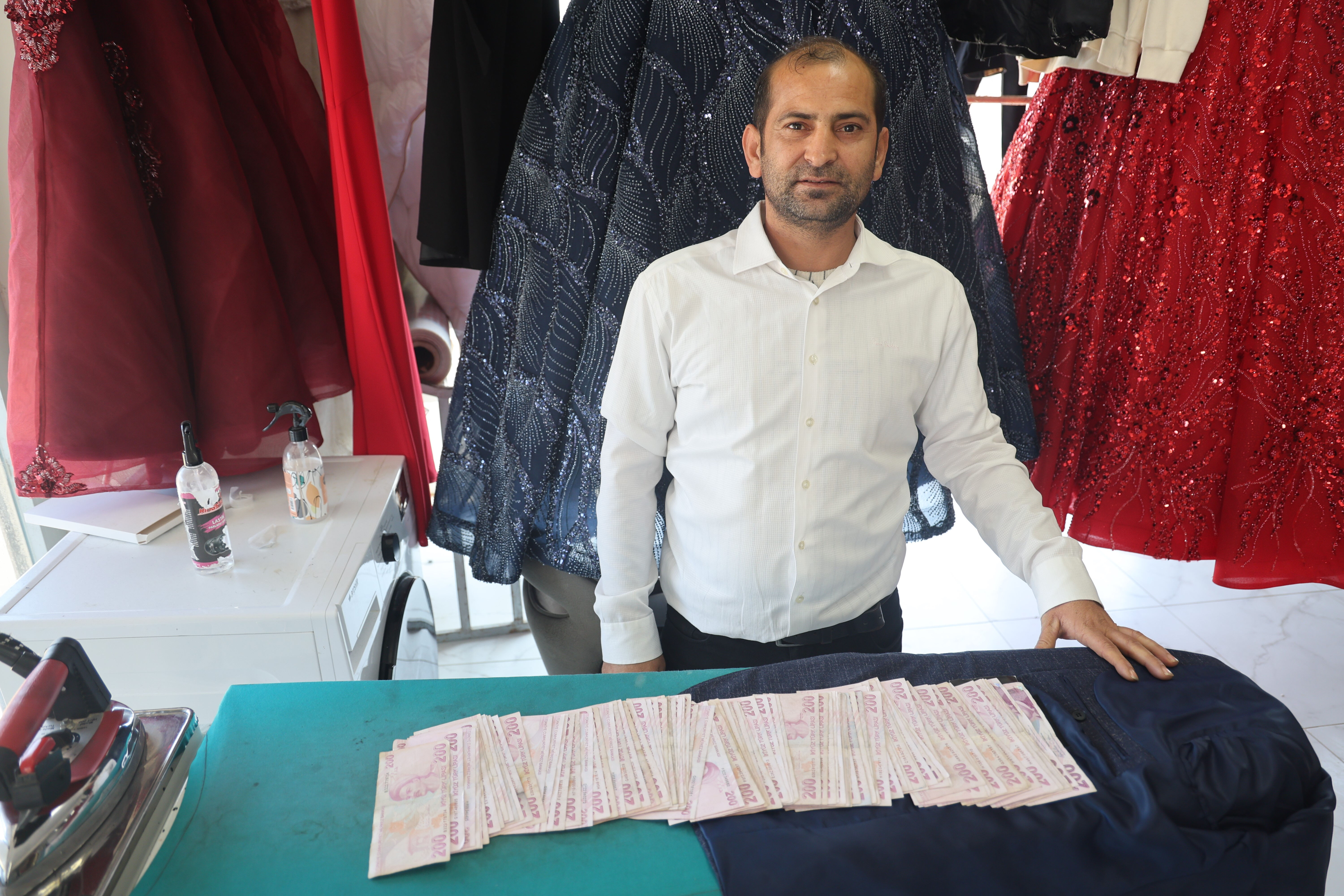 Kuru temizlemeye bırakılan ceketin cebinden desteyle para çıktı! Esnaf yaptığıyla takdir topladı - 1. Resim