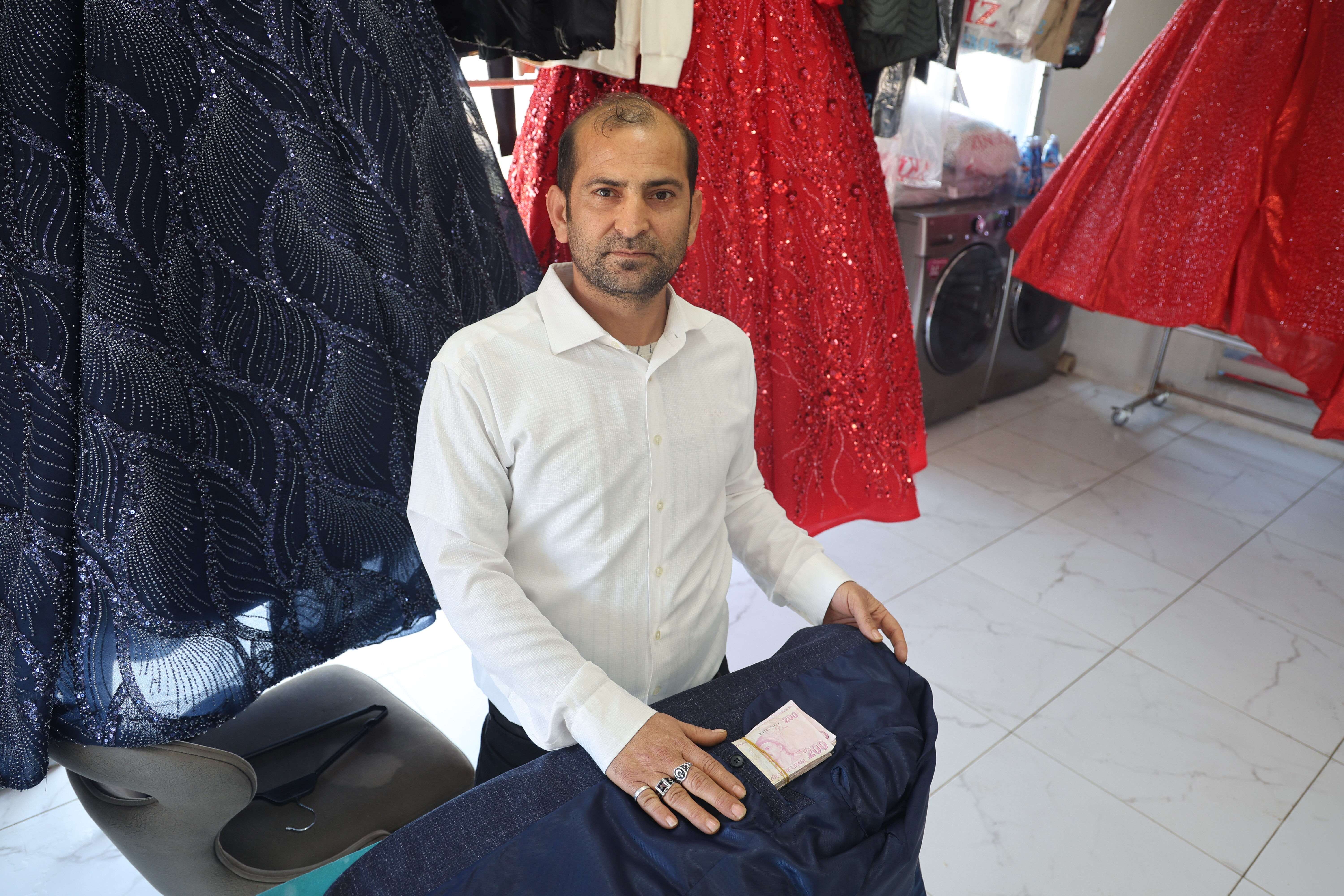 Kuru temizlemeye bırakılan ceketin cebinden desteyle para çıktı! Esnaf yaptığıyla takdir topladı - 2. Resim