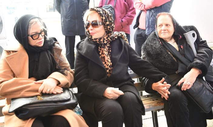 Son yolculuğuna uğurlandı! Ünlü şarkıcı ayakta durmakta zorlandı - 2. Resim