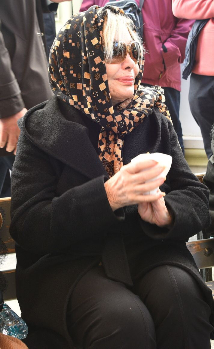 Son yolculuğuna uğurlandı! Ünlü şarkıcı ayakta durmakta zorlandı - 3. Resim