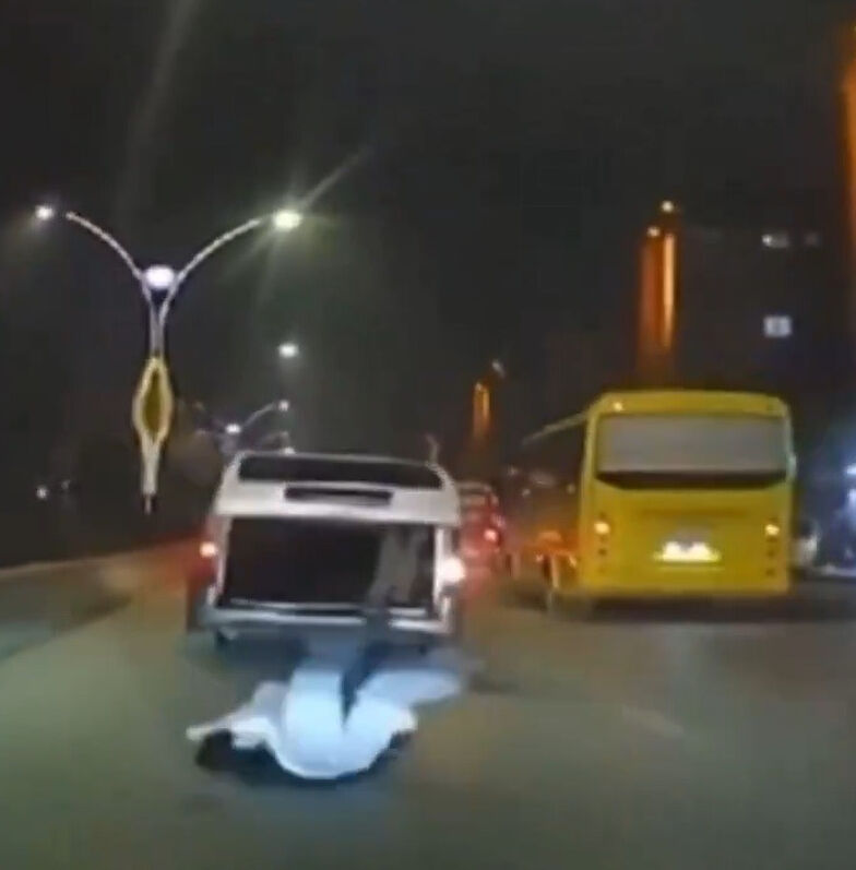 Trafikte korku dolu anlar! Seyir halindeki aracın bagajından yola düştü - 1. Resim