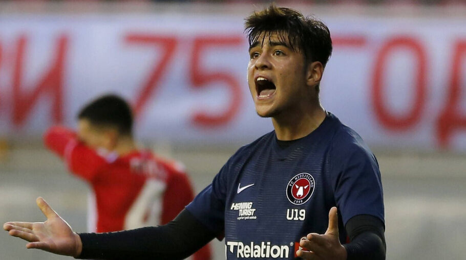 Türk yıldızdan çarpıcı açıklama: Ailem Fenerbahçe'yi desteklerse kızarım - 2. Resim