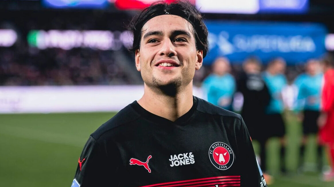 Türk yıldızdan çarpıcı açıklama: Ailem Fenerbahçe'yi desteklerse kızarım - 1. Resim