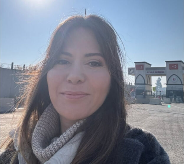 TV100 spikeri Kübra Par kimdir, ne yaptı? Canlı yayındaki el hareketi için özür diledi - 4. Resim