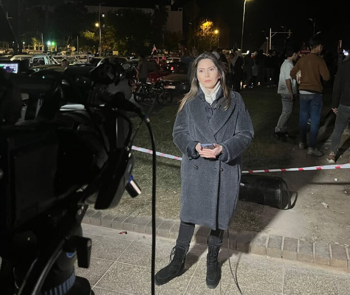 TV100 spikeri Kübra Par kimdir, ne yaptı? Canlı yayındaki el hareketi için özür diledi - 1. Resim