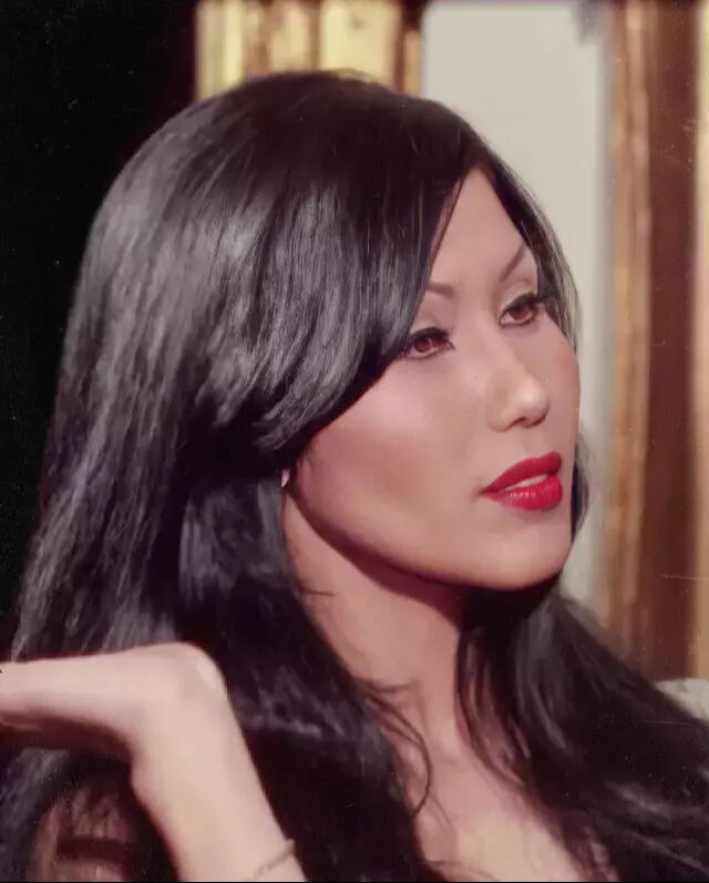 Bir dönemin efsanesiydi... Ünlü oyuncu Lyn May son haliyle korkuttu! Yüzüne yemek yağı enjekte ettirdiği ortaya çıktı Ünlü oyuncunun son hali korkuttu! Yüzüne yemeklik yağ enjekte ettirdi - 4. Resim