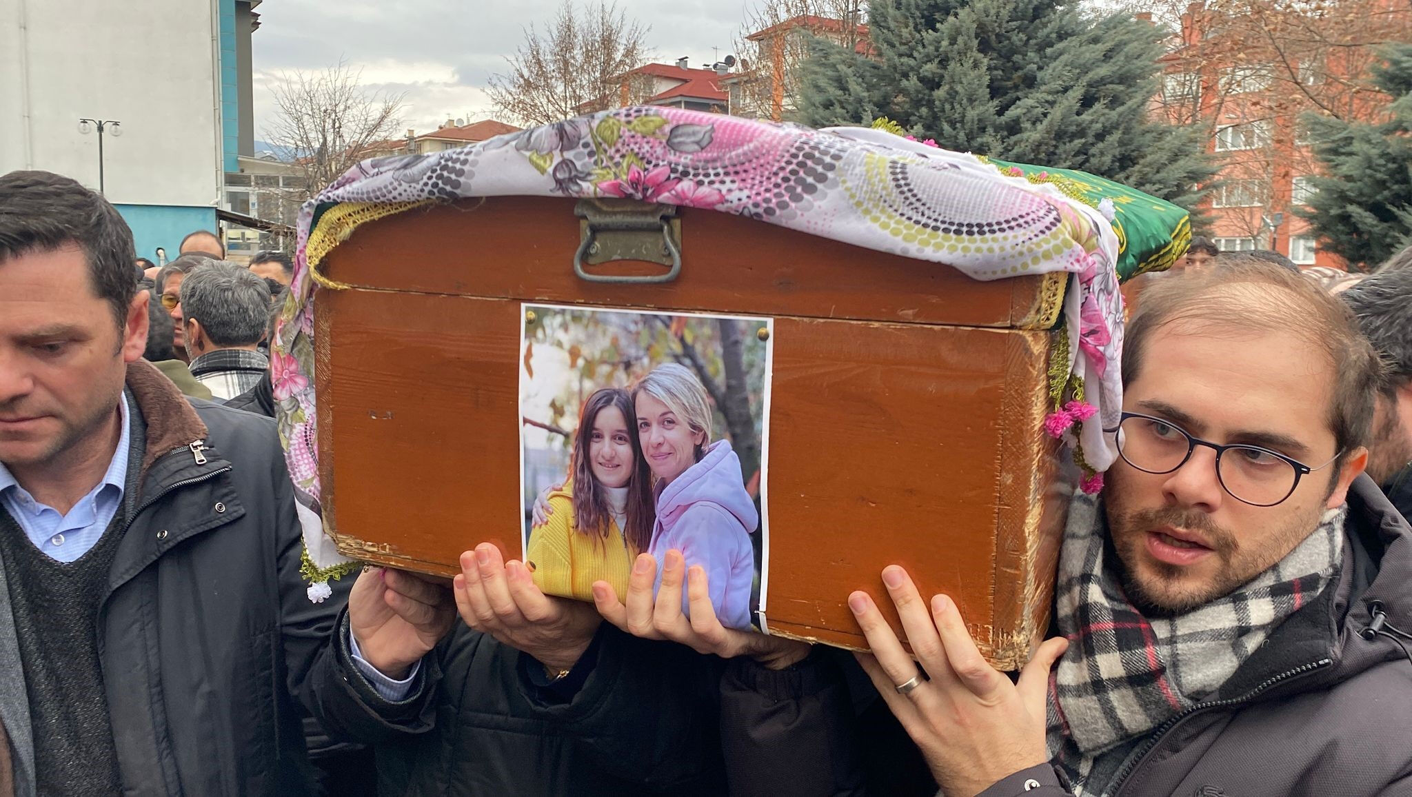 Yangında yakınlarını kaybetmişlerdi: Acılı aileden Grand Kartal'la ilgili olay iddia!  Yangında yakınlarını kaybetmişlerdi: Acılı aileden Grand Kartal'la ilgili olay iddia!